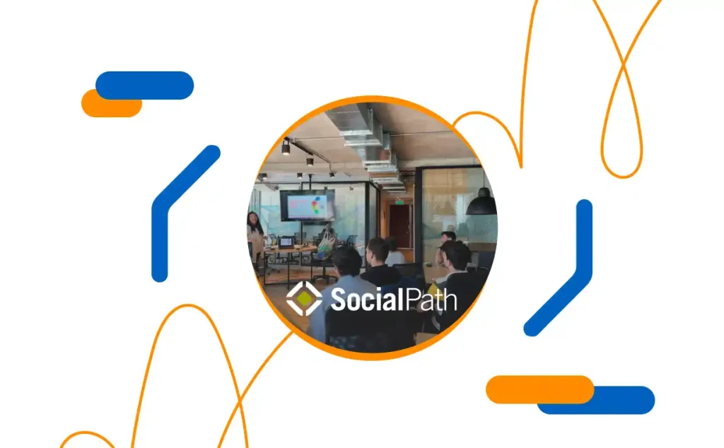Grupo de personas reunidas para una presentación en un entorno corporativo moderno, usada en el caso de éxito de SocialPath como consultora tecnológica