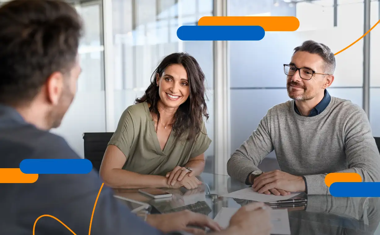 Dos representantes de una entidad financiera conversan con un cliente en una reunión profesional, reflejando confianza y cooperación en el cumplimiento de la Circular CSB-REG-202400010 sobre verificación digital de documentos