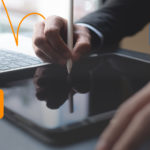 Persona firmando en tablet un documento, representando los diferentes usos de firma digital en LATAM