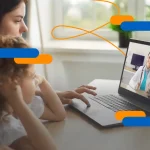 Familia siendo atendida por su médico a través del ordenador, demostrando el avance de la telemedicina en LATAM