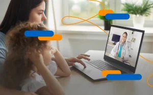 Familia siendo atendida por su médico a través del ordenador, demostrando el avance de la telemedicina en LATAM