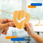 Manos sosteniendo un escudo con un check, representando por qué tu certificado digital debe ser emitido por una entidad acreditada