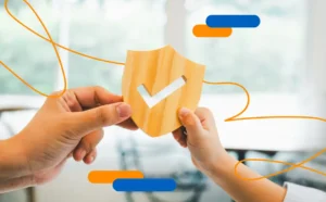 Manos sosteniendo un escudo con un check, representando por qué tu certificado digital debe ser emitido por una entidad acreditada