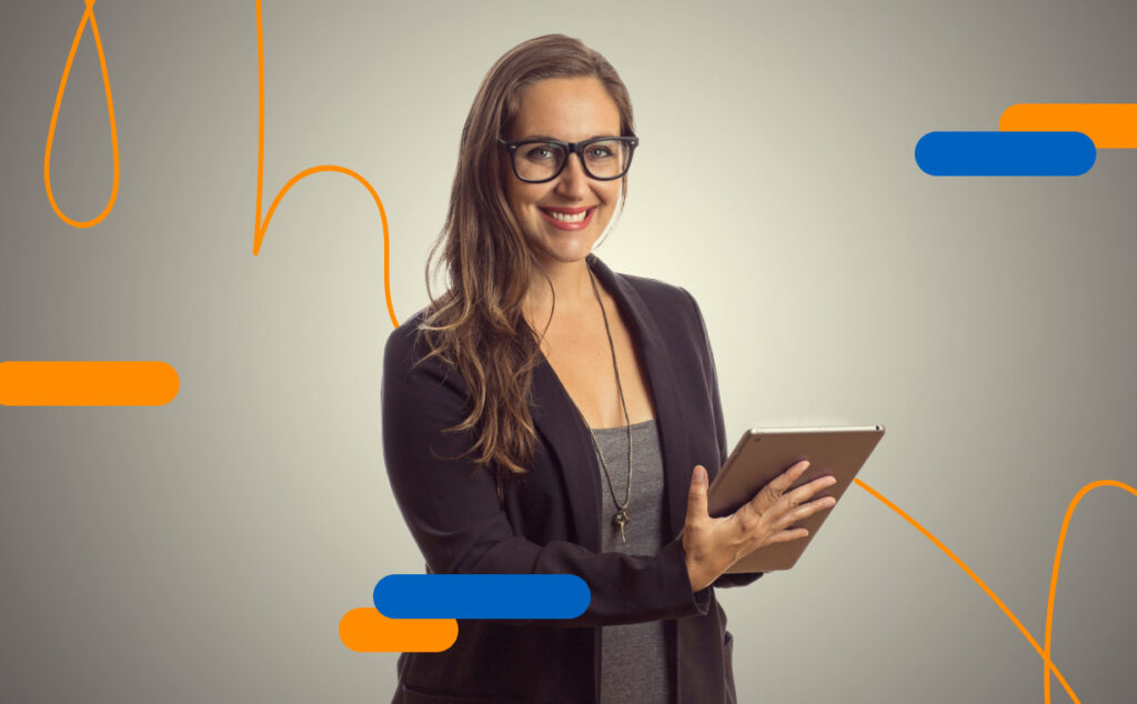 Mujer de negocios sonriendo y agilizando trámites en República Dominicana con una tablet, simbolizando las ventajas del certificado digital para empresas