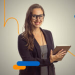 Mujer de negocios sonriendo y agilizando trámites en República Dominicana con una tablet, simbolizando las ventajas del certificado digital para empresas