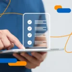 Persona con tablet en manos y símbolo de listado digital, representando los elementos a tener en cuenta en tu checklist antes de comprar tu certificado digital en RD