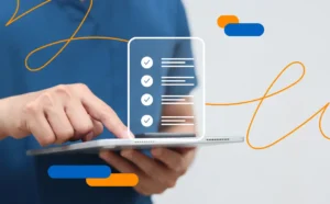 Persona con tablet en manos y símbolo de listado digital, representando los elementos a tener en cuenta en tu checklist antes de comprar tu certificado digital en RD