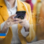 Propietaria de pyme firmando un trámite digital en su móvil usando el certificado digital