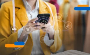 Propietaria de pyme firmando un trámite digital en su móvil usando el certificado digital