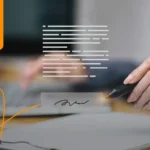 Persona realizando una firma electrónica avanzada sobre documentos digitales en una laptop, representando la seguridad de la Ley 126-02