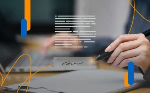 Persona realizando una firma electrónica avanzada sobre documentos digitales en una laptop, representando la seguridad de la Ley 126-02