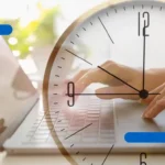 Manos escribiendo sobre una laptop con un reloj superpuesto que simboliza la prórroga de la DGII de la facturación electrónica y el tiempo adicional para los contribuyentes
