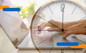 Manos escribiendo sobre una laptop con un reloj superpuesto que simboliza la prórroga de la DGII de la facturación electrónica y el tiempo adicional para los contribuyentes